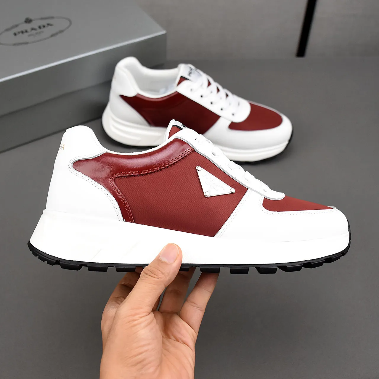 PP460👟👟👟Prada/Prada Prax men's series casual sports shoes Prax sports shoes combine style and comfort, with a unique sports design defined by exquisite materials and details. Fashionable, casual and versatile, it is decorated with an enameled triangle logo on the outside, a Prada Milano printed logo on the tongue, and a 2.5cm lightweight two-tone rubber sole for a comfortable wearing experience! Size: 38-39-40-41-42-43-44 standard leather shoe size